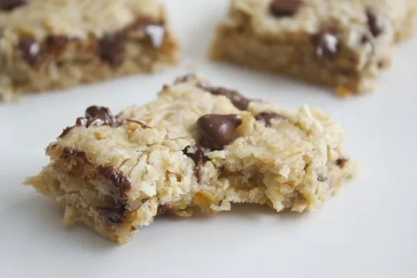 Macaroon Oat Bars4 600x400 1 Chocolate Chip Macaroon Oatmeal Cookie Bars