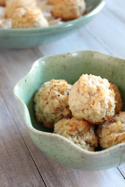 Piña Colada Macaroons