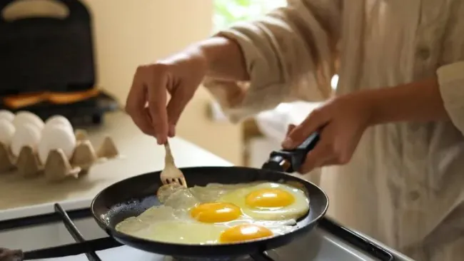 Is Frying Eggs Healthy? Oils, Tips, and Nutritional Facts