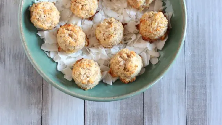 Piña Colada Macaroons